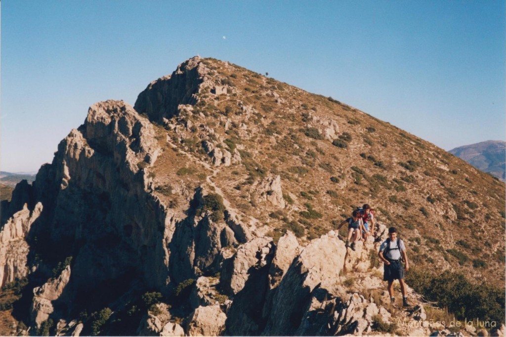 Delante Quique en la cresta camino de la cumbre sur del Cabeçó d’Or, detrás la cima principal
